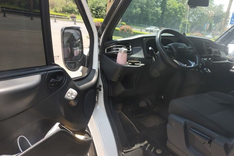 Used JMC Fushun 2023 2.0T Automatic Short-Wheelbase Low-Roof Commercial Van 2/3 Seats with Lift-Up Tailgate Driver Seat