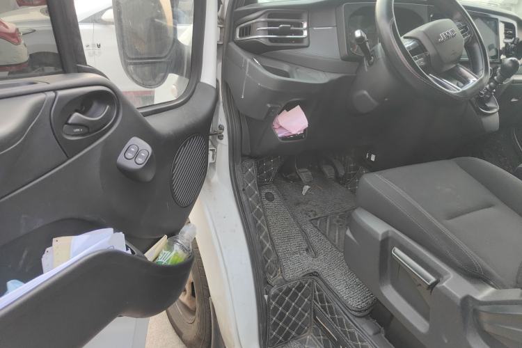 Used JMC Fushun 2023 2.0T Manual Short-Wheelbase Mid-Height Commercial Multi-Purpose 5-Seater Passenger Vehicle Driver Seat