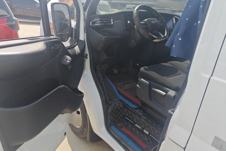 Used JMC Fushun 2023 2.0T Automatic Long-Wheelbase Mid-to-High Roof Commercial Van-Type Transport Vehicle – 2/3 Seats Driver Seat