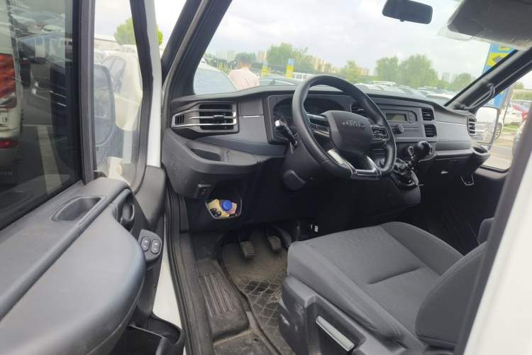 Used JMC Fushun 2023 2.0T Manual Mid-axle Mid-roof Commercial Multi-purpose 6-Seater Passenger Vehicle Driver Seat