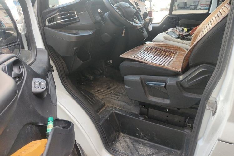 Used JMC Fushun 2023 2.0T Manual Diesel Long-Wheelbase High-Roof Business Van with Dual Rear Tires 6–9 Seats Driver Seat