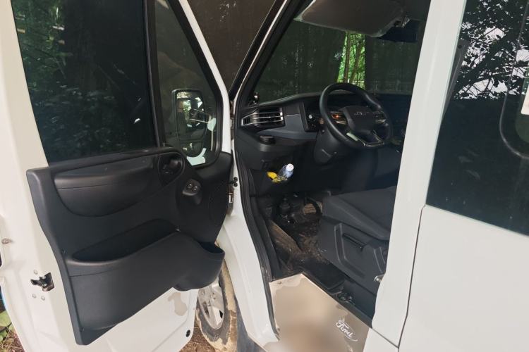 Used JMC Fushun 2023 2.0T Automatic Short-Wheelbase Low-Roof Commercial Van 2/3 Seats with Dual-Opening Tailgate Driver Seat