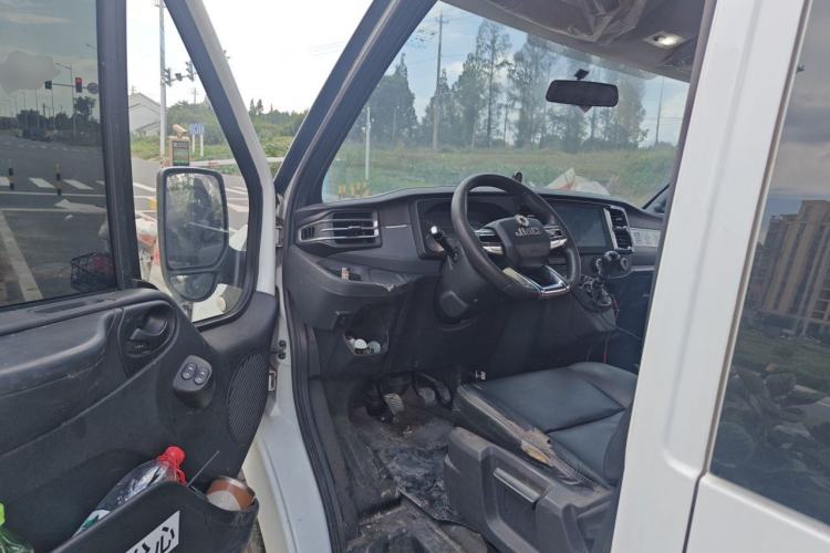 Used JMC Fushun 2023 2.0T Manual Diesel Long-Wheelbase High-Roof Business Van with Dual Rear Tires 6–9 Seats Driver Seat