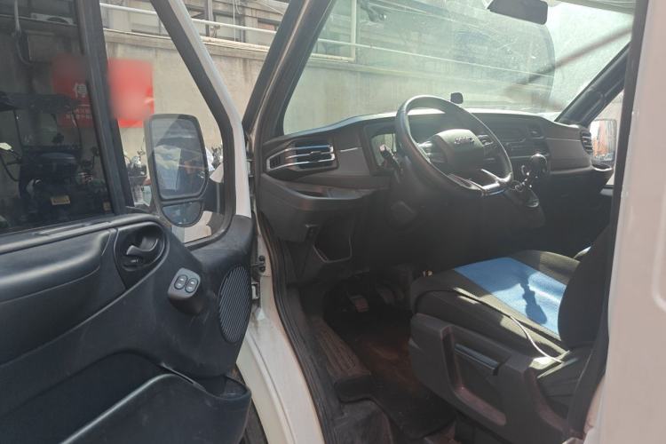Used JMC Fushun 2023 2.0T Manual Short-Wheelbase Low-Roof Commercial Van 2/3 Seats with Dual-Swing Tailgate Driver Seat