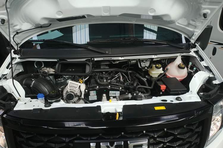 Used JMC Fushun 2023 2.0T Automatic Short-Wheelbase Mid-Top Commercial Multi-Purpose 6-Seater Passenger Vehicle Engine Bay