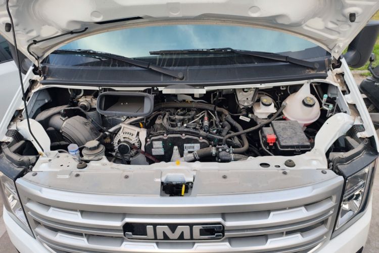 Used JMC Fushun 2023 2.0T Manual Mid-Drive Mid-Roof Commercial Multi-Purpose 7-Seater Passenger Vehicle Engine Bay