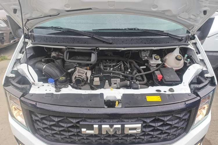 Used JMC Fushun 2023 2.0T Manual Short-Wheelbase Mid-Height Commercial Multi-Purpose 5-Seater Passenger Vehicle Engine Bay