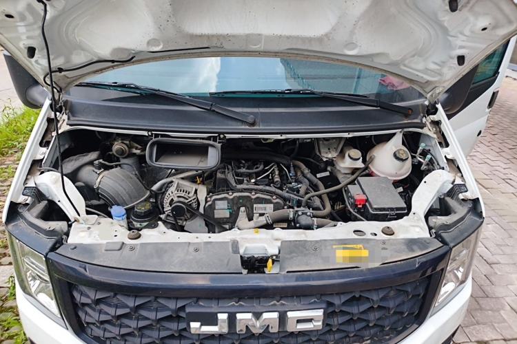 Used JMC Fushun 2023 2.0T Manual Short-Wheelbase Low-Roof Commercial Van 2/3 Seats with Dual-Swing Tailgate Engine Bay