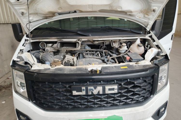 Used JMC Fushun 2023 2.0T Manual Short-Wheelbase Mid-Height Commercial Multi-Purpose 5-Seater Passenger Vehicle Engine Bay
