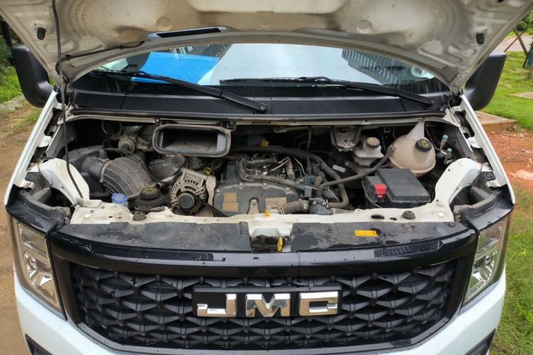 Used JMC Fushun 2023 2.0T Manual Short-Wheelbase Mid-Top Commercial Multi-Purpose 6-Seater Passenger Vehicle Engine Bay