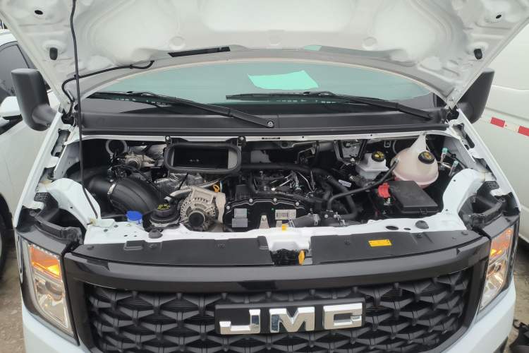 Used JMC Fushun 2023 2.0T Manual Short-Wheelbase Mid-Height Commercial Multi-Purpose 5-Seater Passenger Vehicle Engine Bay