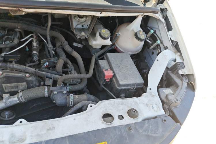 Used JMC Fushun 2023 2.0T Automatic Mid-Range Mid-Roof Commercial Multi-Purpose 7-Seater Passenger Vehicle Engine Bay Left
