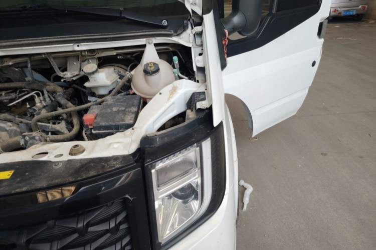 Used JMC Fushun 2023 2.0T Manual Short-Wheelbase Mid-Height Commercial Multi-Purpose 5-Seater Passenger Vehicle Engine Bay Left