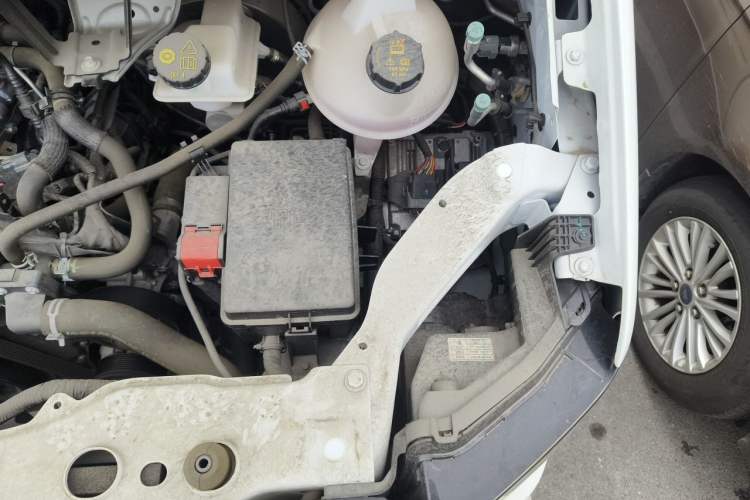 Used JMC Fushun 2023 2.0T Manual Mid-axle Mid-roof Commercial Multi-purpose 6-Seater Passenger Vehicle Engine Bay Left