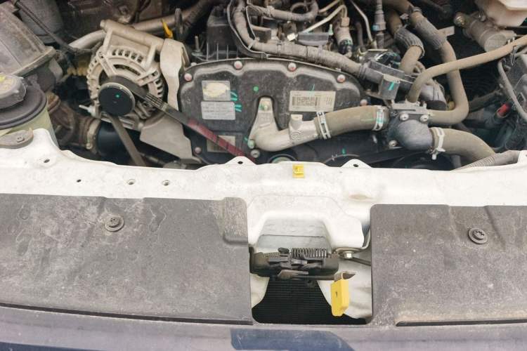 Used JMC Fushun 2023 2.0T Manual Short-Wheelbase Mid-Height Commercial Multi-Purpose 5-Seater Passenger Vehicle Engine Bay