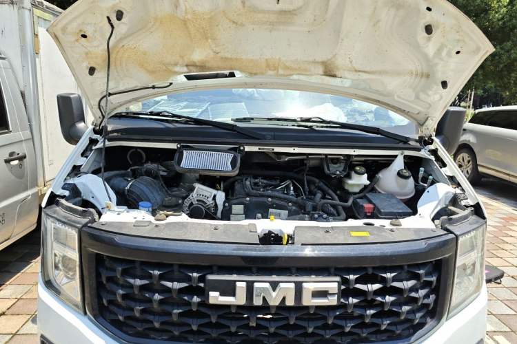 Used JMC Fushun 2023 2.0T Automatic Short-Wheelbase Low-Roof Commercial & Multi-Purpose Passenger Vehicle 6-Seater with Dual-Opening Tailgate Engine Bay