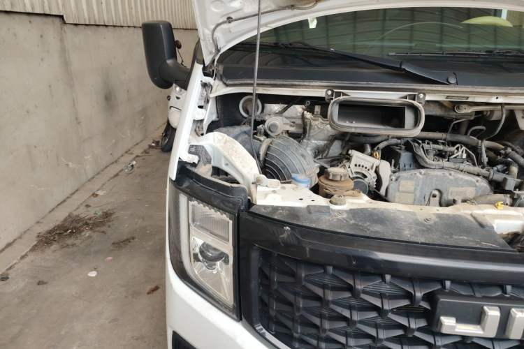 Used JMC Fushun 2023 2.0T Manual Short-Wheelbase Mid-Height Commercial Multi-Purpose 5-Seater Passenger Vehicle Engine Bay Right
