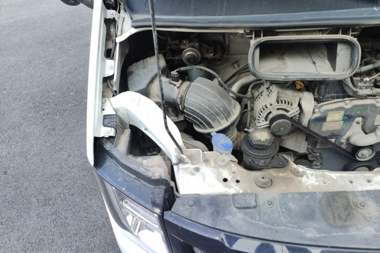 Used JMC Fushun 2023 2.0T Manual Short-Wheelbase Mid-Roof Commercial Van Transporter 2/3 Seats Engine Bay Right