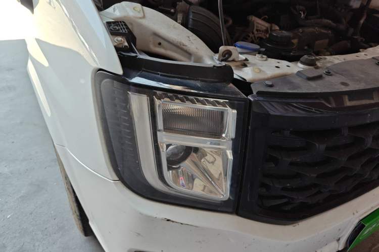 Used JMC Fushun 2023 2.0T Manual Mid-Drive Mid-Roof Commercial Multi-Purpose 7-Seater Passenger Vehicle Engine Bay Right