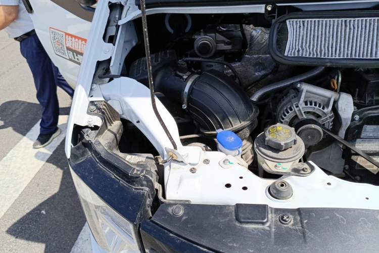 Used JMC Fushun 2023 2.0T Manual Mid-axle Mid-roof Commercial Multi-purpose 6-Seater Passenger Vehicle Engine Bay Right