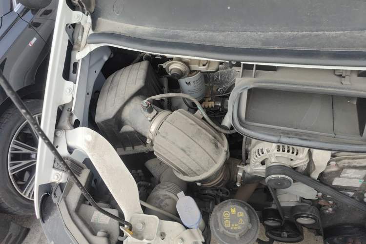 Used JMC Fushun 2023 2.0T Manual Short-Wheelbase Mid-Height Commercial Multi-Purpose 5-Seater Passenger Vehicle Engine Bay Right