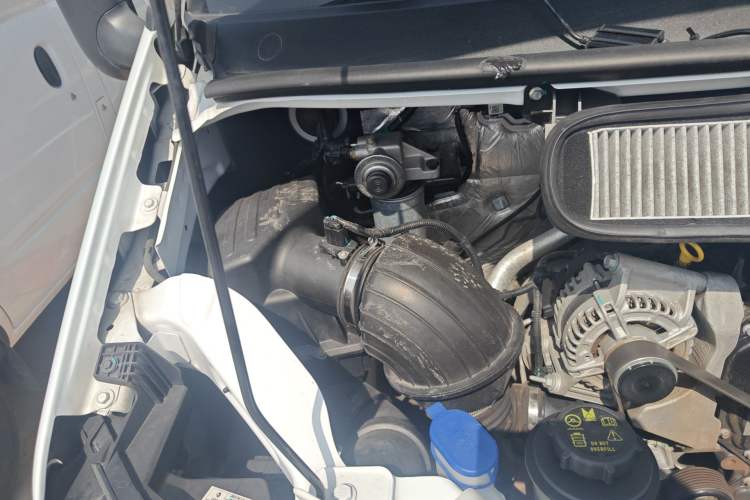 Used JMC Fushun 2023 2.0T Automatic Long-Wheelbase Mid-to-High Roof Commercial Van-Type Transport Vehicle – 2/3 Seats Engine Bay Right