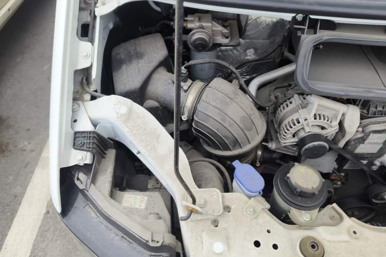Used JMC Fushun 2023 2.0T Manual Mid-axle Mid-roof Commercial Multi-purpose 6-Seater Passenger Vehicle Engine Bay Right