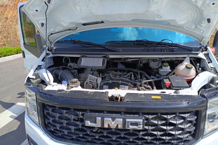 Used JMC Fushun 2023 2.0T Manual Mid-axle Mid-roof Commercial Multi-purpose 6-Seater Passenger Vehicle Engine Bay