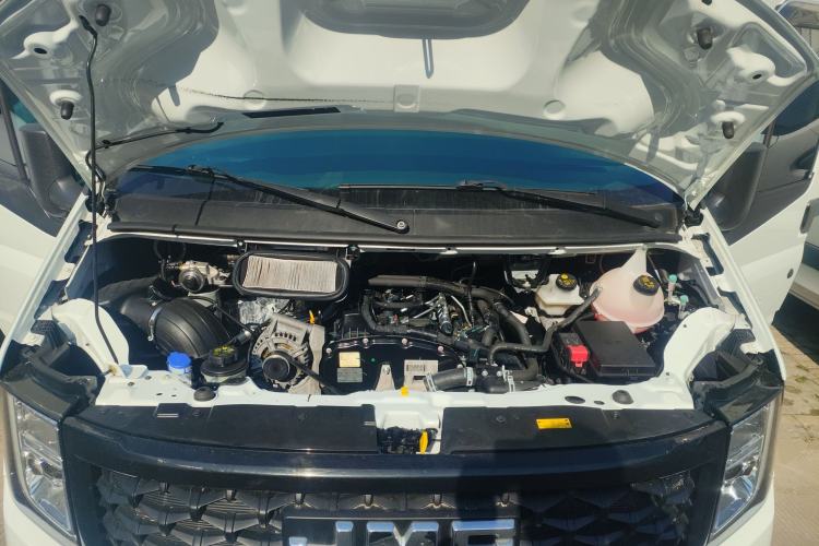 Used JMC Fushun 2023 2.0T Automatic Mid-Range High-Roof Commercial Multi-Purpose 7-Seater Passenger Vehicle Engine Bay