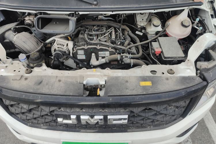 Used JMC Fushun 2023 2.0T Manual Short-Wheelbase Mid-Height Commercial Multi-Purpose 5-Seater Passenger Vehicle Engine Bay