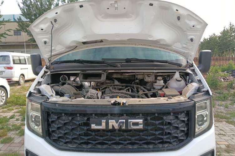 Used JMC Fushun 2023 2.0T Manual Short-Wheelbase Mid-Top Commercial Multi-Purpose 6-Seater Passenger Vehicle Engine Bay