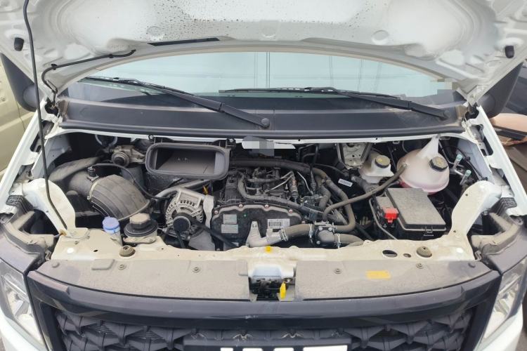 Used JMC Fushun 2023 2.0T Manual Mid-axle Mid-roof Commercial Multi-purpose 6-Seater Passenger Vehicle Engine Bay