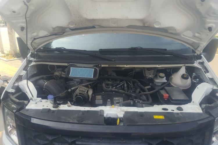Used JMC Fushun 2023 2.0T Manual Short Wheelbase Mid-Height Passenger Version Business-Class 11-Seater (Non-Operational) Engine Bay