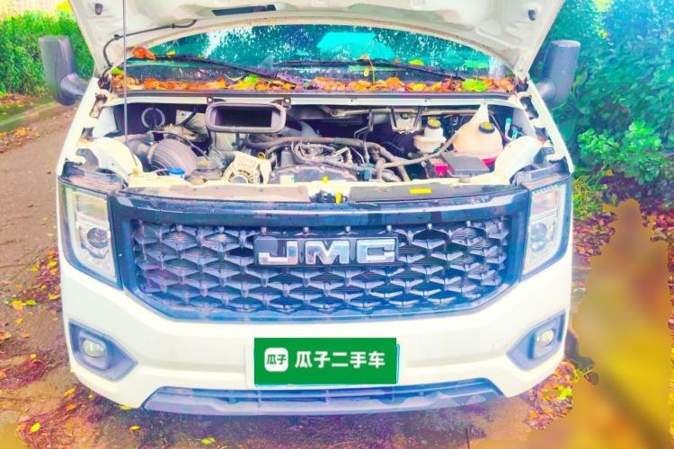 Used JMC Fushun 2023 2.0T Manual Mid-Drive Mid-Roof Commercial Van Transporter 2/3 Seats Engine Bay