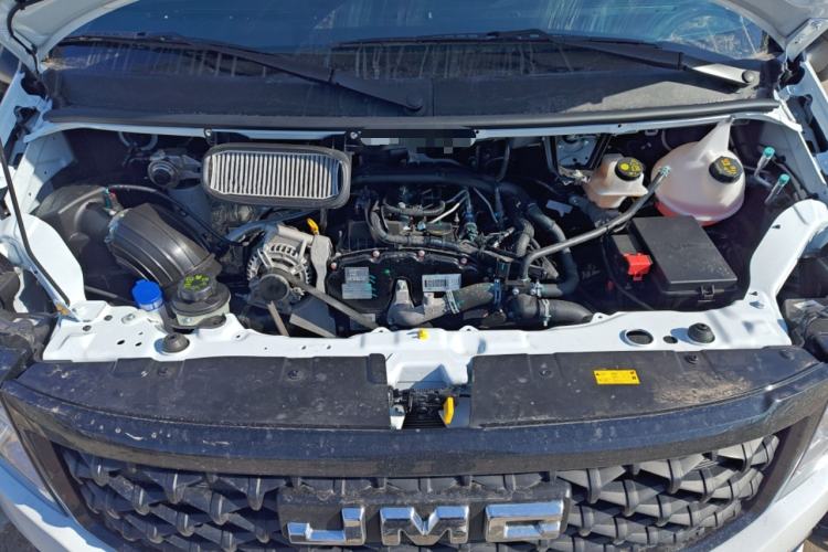 Used JMC Fushun 2023 2.0T Manual Short-Wheelbase Mid-Height Commercial Multi-Purpose 5-Seater Passenger Vehicle Engine Bay