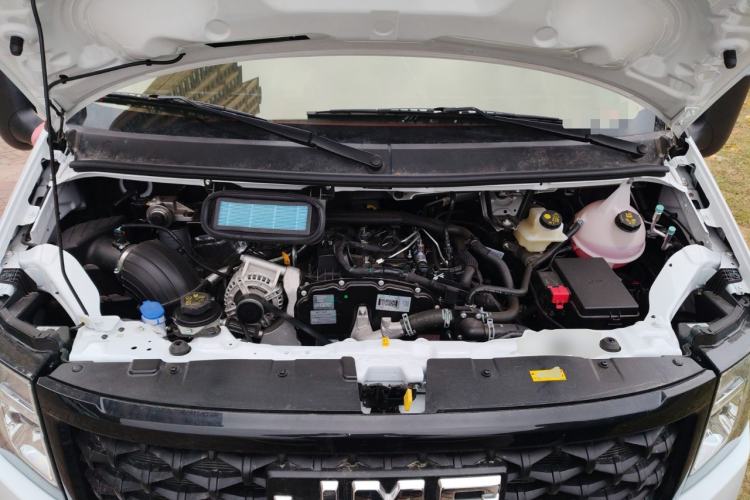 Used JMC Fushun 2023 2.0T Automatic Mid-Range Mid-Roof Commercial Multi-Purpose 6-Seater Passenger Vehicle Engine Bay