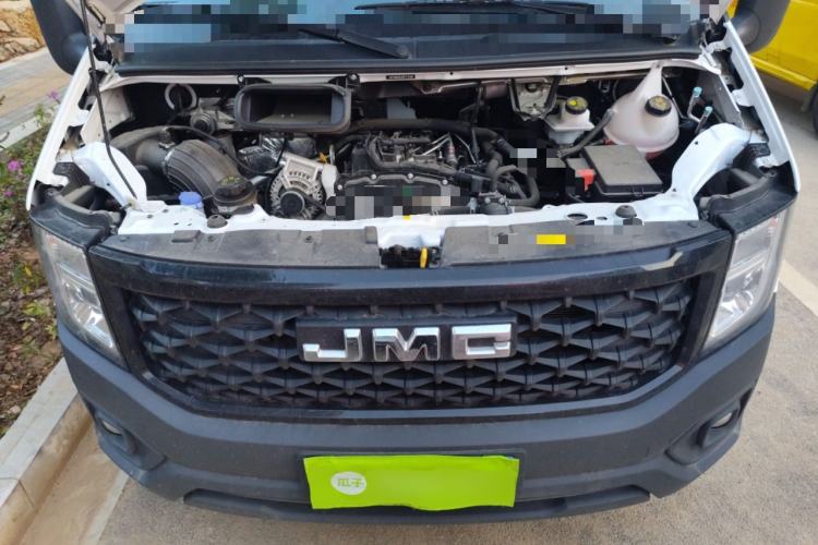 Used JMC Fushun 2023 2.0T Manual Mid-Drive Mid-Roof Commercial Multi-Purpose 7-Seater Passenger Vehicle Engine Bay