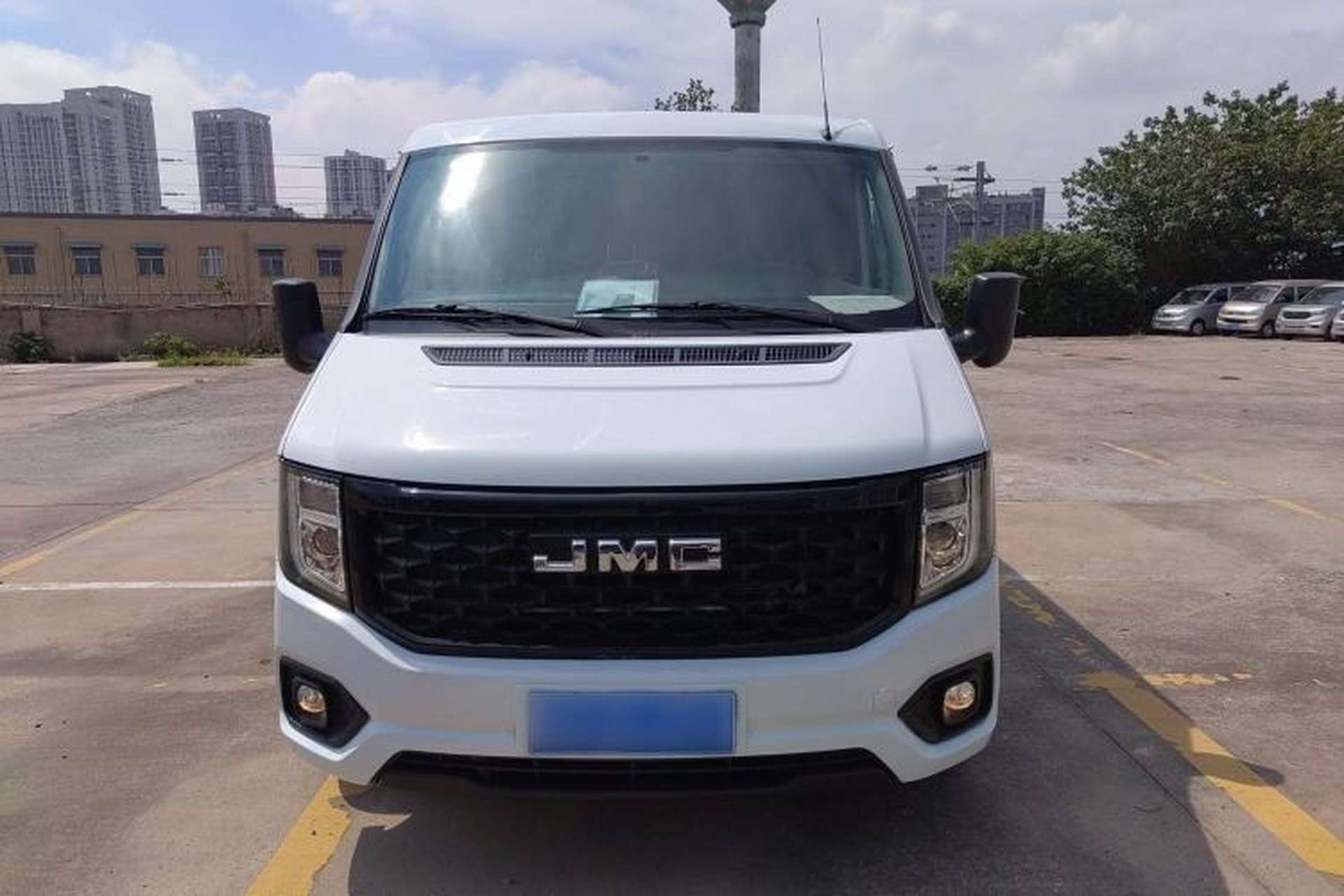 Used JMC Fushun 2023 2.0T Automatic Short-Wheelbase Low-Roof Commercial Van 2/3 Seats with Dual-Opening Tailgate Exterior 1