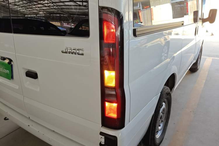 Used JMC Fushun 2023 2.0T Automatic Short-Wheelbase Mid-Top Commercial Multi-Purpose 6-Seater Passenger Vehicle Exterior 3