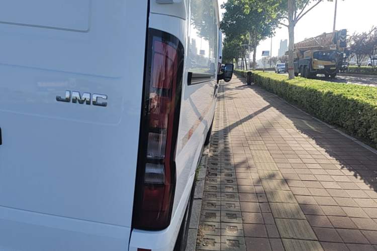 Used JMC Fushun 2023 2.0T Manual Short-Wheelbase Low-Roof Commercial Van 2/3 Seats with Lift-Up Tailgate Exterior 3
