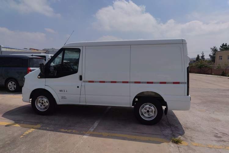 Used JMC Fushun 2023 2.0T Automatic Short-Wheelbase Low-Roof Commercial Van 2/3 Seats with Dual-Opening Tailgate Exterior 3