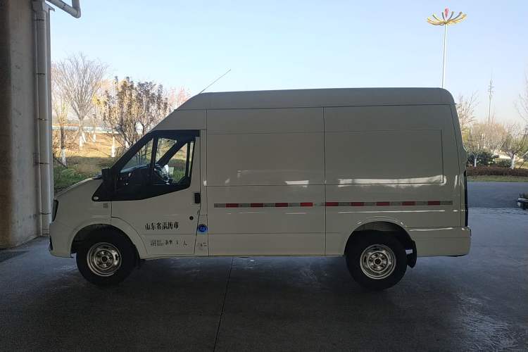 Used JMC Fushun 2023 2.0T Automatic Mid-Drive High-Roof Commercial Van Transport Vehicle with 2/3 Seats Exterior 3
