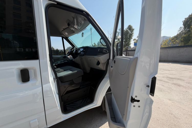 Used JMC Fushun 2023 2.0T Manual Mid-axle Mid-roof Business-Class 9-Seater (Non-Commercial) Exterior 4