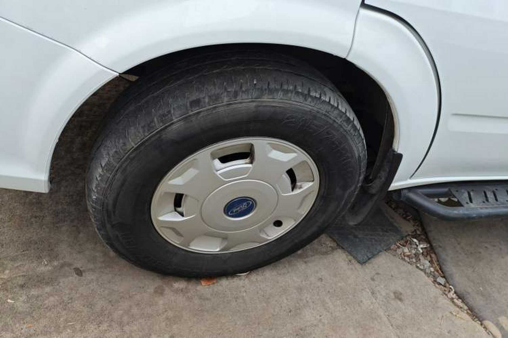 Used JMC Fushun 2023 2.0T Automatic Mid-Range High-Roof Commercial Multi-Purpose 7-Seater Passenger Vehicle Exterior 4