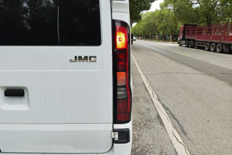 Used JMC Fushun 2023 2.0T Automatic Mid-Range High-Roof Commercial Multi-Purpose 7-Seater Passenger Vehicle Exterior 6