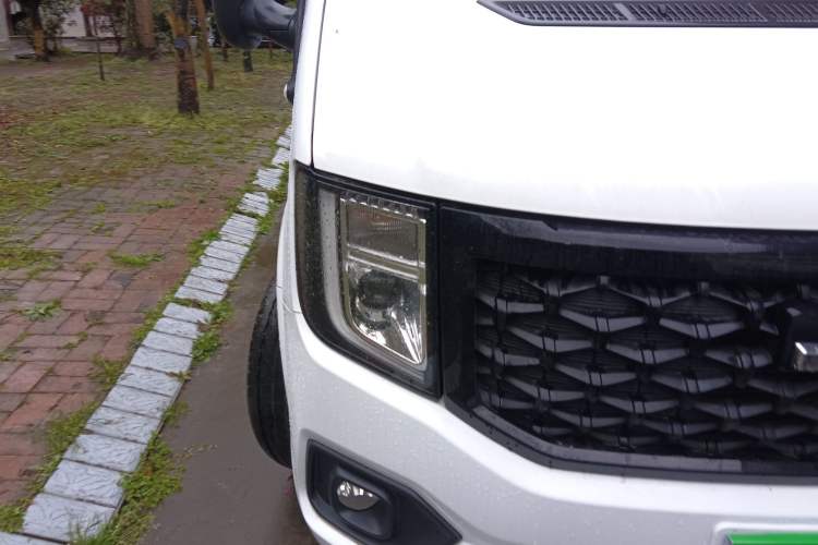 Used JMC Fushun 2023 2.0T Automatic Short-Wheelbase Low-Roof Commercial Van 2/3 Seats with Dual-Opening Tailgate Exterior 6