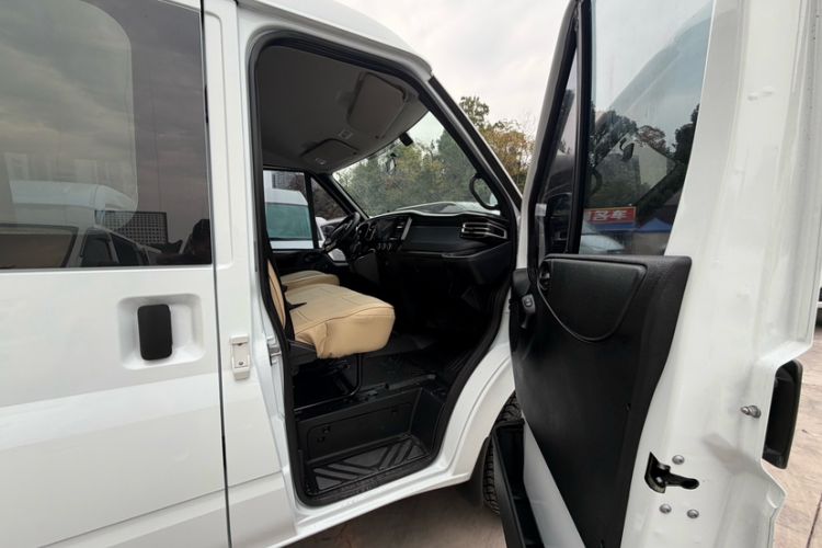 Used JMC Fushun 2023 2.0T Automatic Short-Wheelbase Low-Roof Commercial & Multi-Purpose Passenger Vehicle 6 Seats with Lift-Up Tailgate Exterior 7