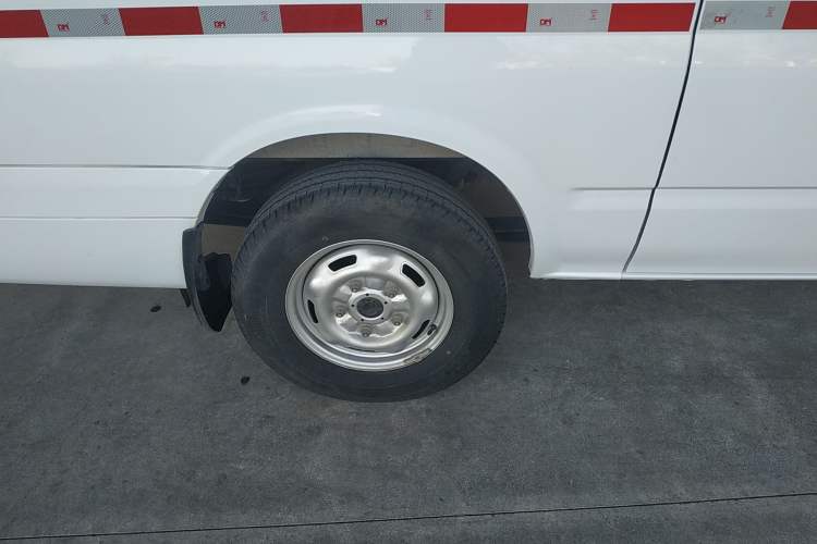 Used JMC Fushun 2023 2.0T Automatic Mid-Drive High-Roof Commercial Van Transport Vehicle with 2/3 Seats Exterior 8