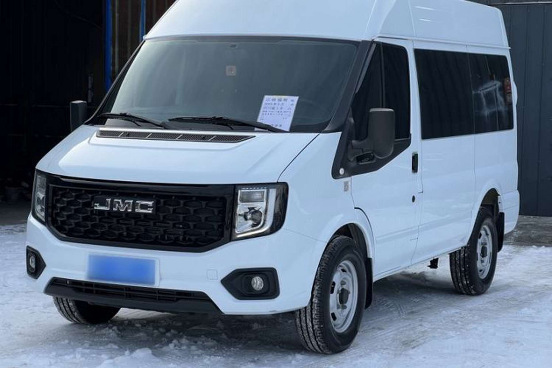 Used JMC Fushun 2023 2.0T Automatic Short-Wheelbase Mid-Top Commercial Multi-Purpose 6-Seater Passenger Vehicle Front Left 45 Deg