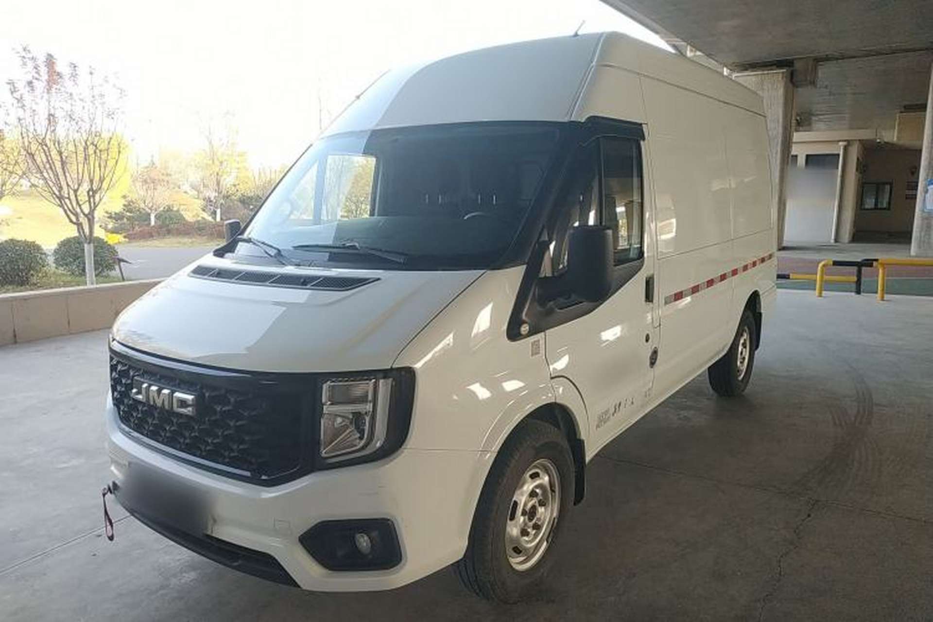 Used JMC Fushun 2023 2.0T Automatic Mid-Drive High-Roof Commercial Van Transport Vehicle with 2/3 Seats Front Left 45 Deg